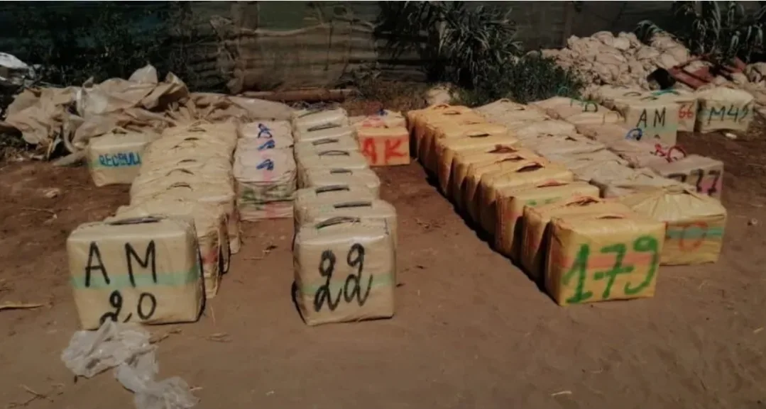 ضبط طن من الحشيش داخل وكر لتهريب المخدرات وحجز 21 سيارة مشبوهة بإيسكان ضواحي الحسيمة