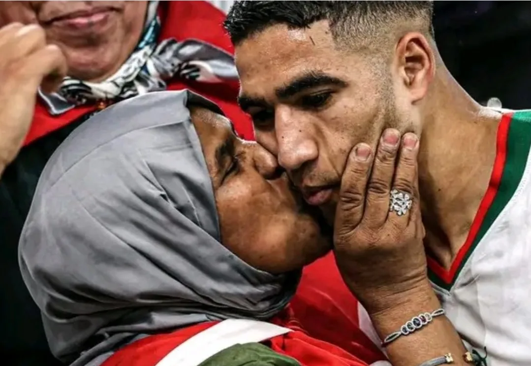 والدة حكيمي :     ضربنا الزلزال ليلا داخل فندق بأكادير وهرعنا إلى الشارع مرعوبين … ومنه سافرنا ليلا إلى طنجة في وضع نفسي مزري !