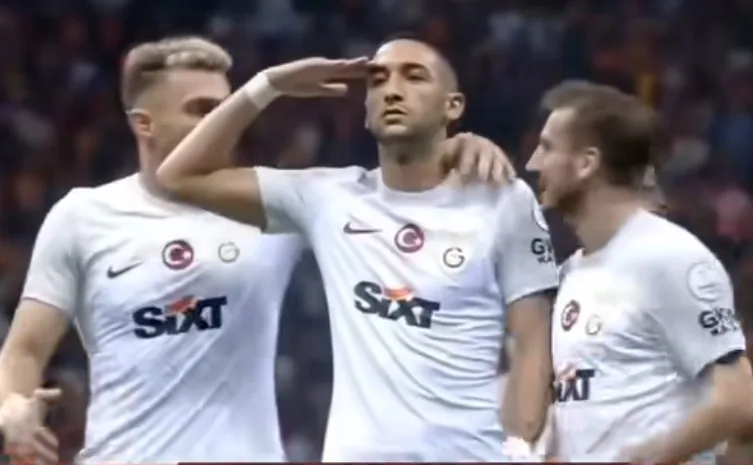 مدرب غلطة سراي يشرك النجم زياش كأساسي لأول مرة خلال مباراة الغد الأربعاء في دوري أبطال أوروبا