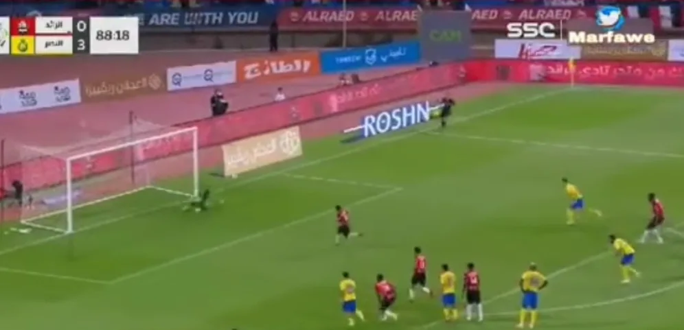 فيديو :      “لاعيين هواة مغاربة في دوري المحترفين السعودي”  … شبه عراك بين لاعبين مغربيين حول تنفيذ ركلة جزاء .. ورونالدو يتدخل