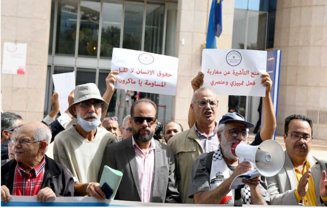 وقفة إحتجاجية كبيرة أمام السفارة الفرنسية بالرباط تنديدا بتدخل ماكرون في الشؤون الداخلية للمغرب