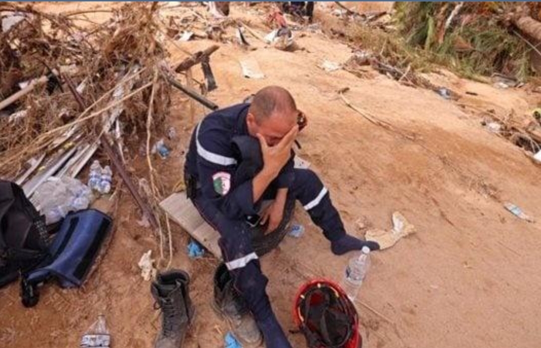 فيديو مؤلم للغاية :        رجل إنقاذ ليبي ينتشل جثة ليكتشف أنها لوالده