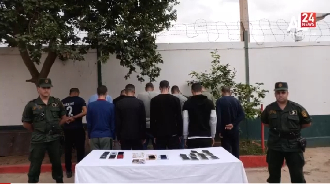 فيديو :     الدرك الجزائري يستعرض مغاربة ألقي عليهم القبض … ويتهم السلطات المغربية بالتواطؤ مع عصابات في أحفير وبني درار