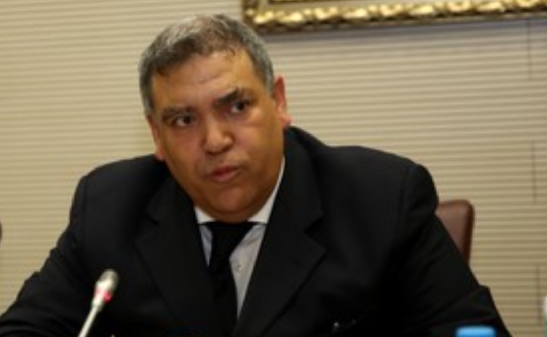 لفتيت يحذر موظفي ومنتخبي الجماعات الترابية من تصحيح “عقود بيع الأراضي” ويتوعدهم بالسجن