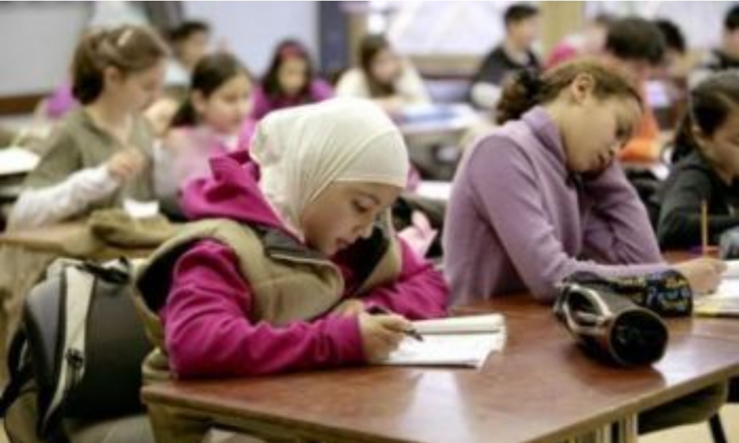 مدرسة فرنسية بالرباط تطرد أستاذ جزائري قام بإغتصاب تلميذة مغربية تبلغ 14 سنة