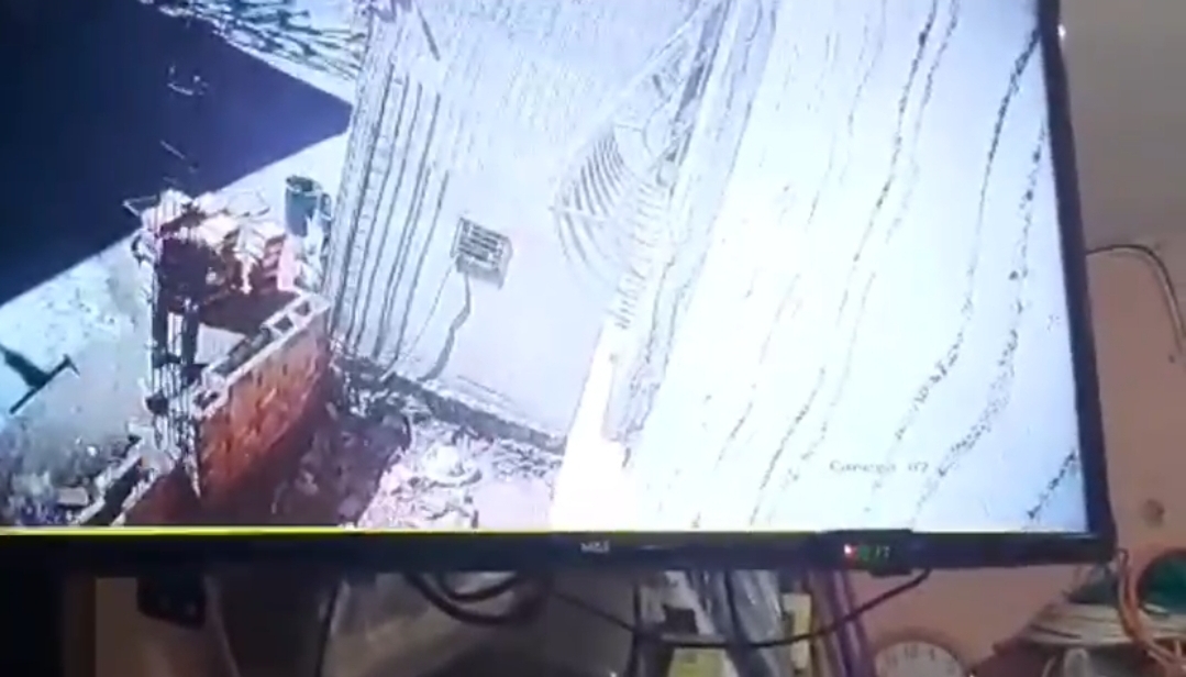 فيديو :       خليفة قائد جماعة بوعرك بالناظور يقتحم منازل لهدمه دون إذن !!