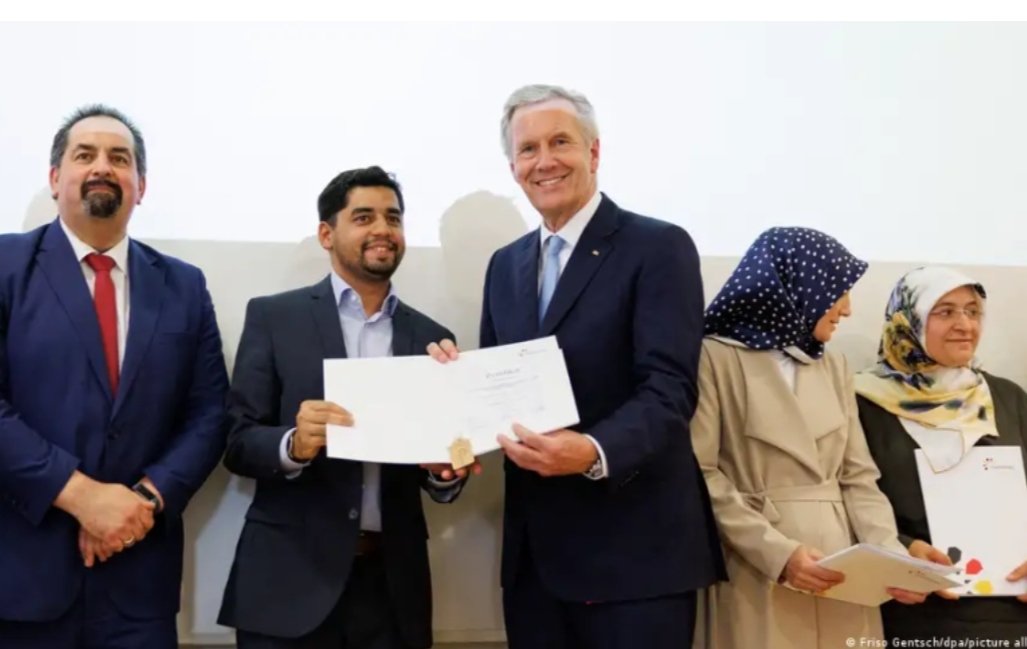 “الألمان مشاو بعيد” :      تخرج أول دفعة أئمة من الجامعة في ألمانيا