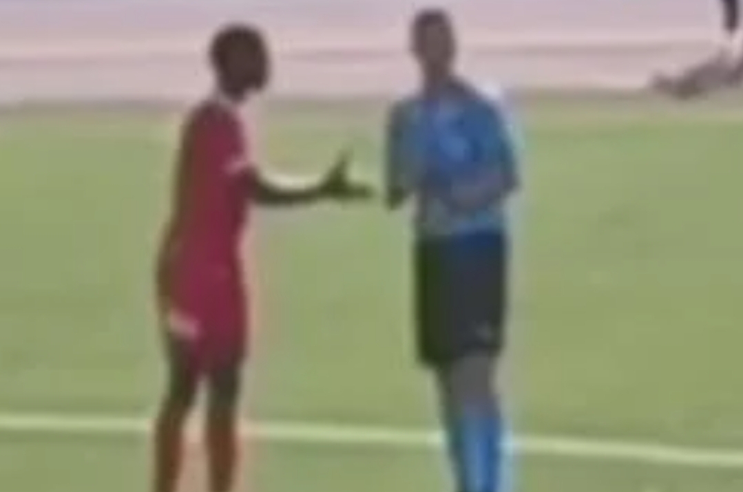 حكم مغربي يرفض مصافحة لاعب أسود