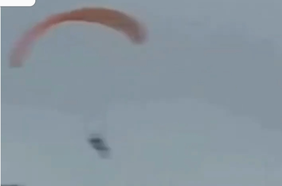 فيديو  :     “مهاجر سري” يستخدم طائرة شراعية لدخول مليلية عبر الحدود إنطلاقا من جماعة بني شيكر