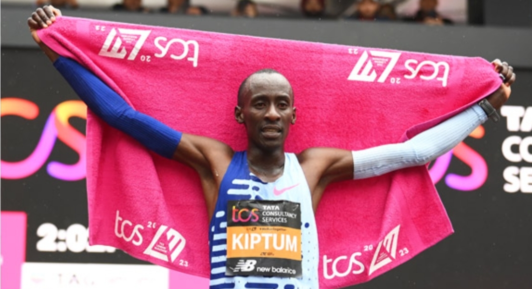 الكيني كيبتوم يحطم الرقم القياسي العالمي لسباق الماراثون وينزله إلى زمن ساعتين فقط !!