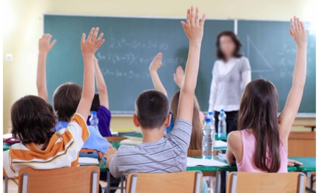 والدة تلميذ تسقط أستاذة بالضربة القاضية بمدرسة بعين شقف بإقليم مولاي يعقوب