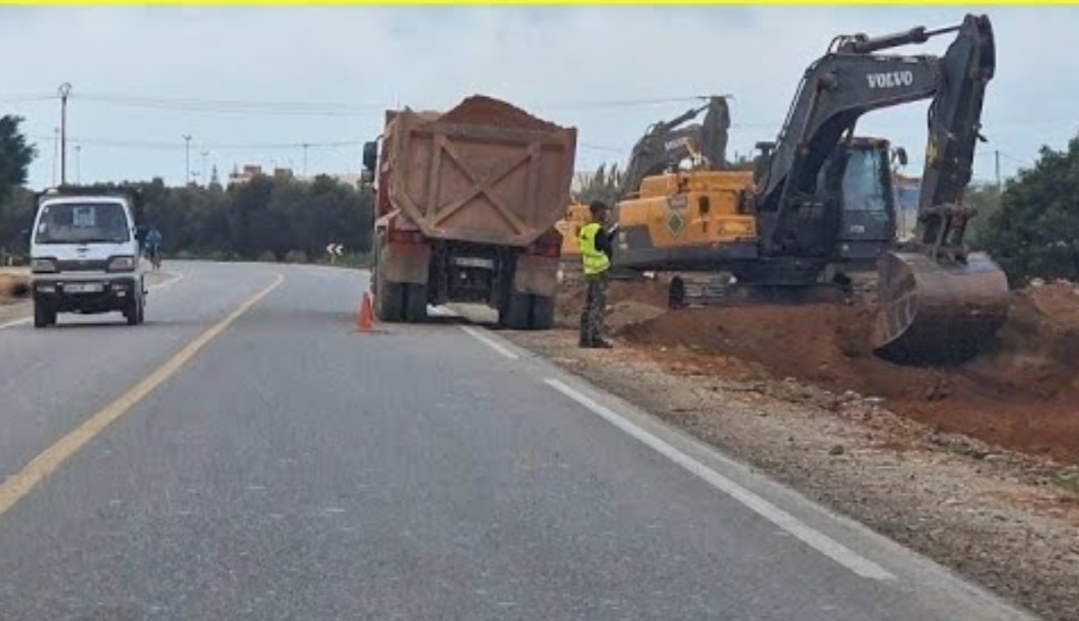 توقيف أشغال أوراش بناء الطرق بإقليم الناظور وتسخير الآليات والمعدات للإشتغال بمناطق زلزال الحوز