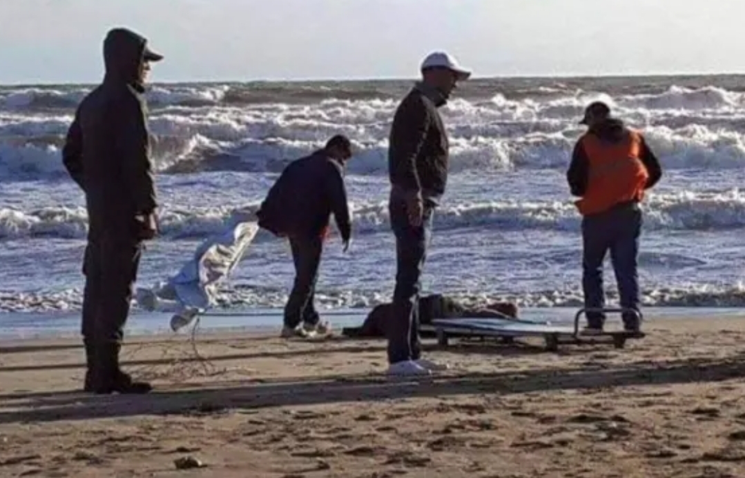 أراد عنادها … مصرع سعودي بعد أن جرفته أمواج شاطئ بطنجة
