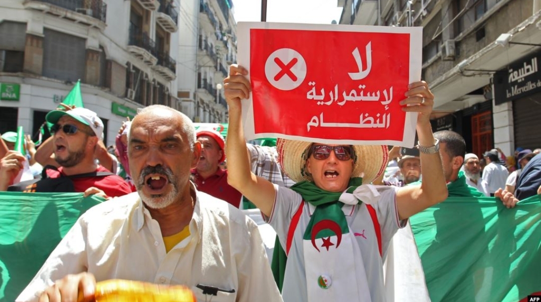 بعد منع خروج مواطنيها للتضامن مع غزة … وخوفا من تحويل مدرجات الملاعب للإحتجاج عليها  ، الجزائر تجمّد المنافسات الرياضية بداعي “الاحتجاج على إسرائيل” !