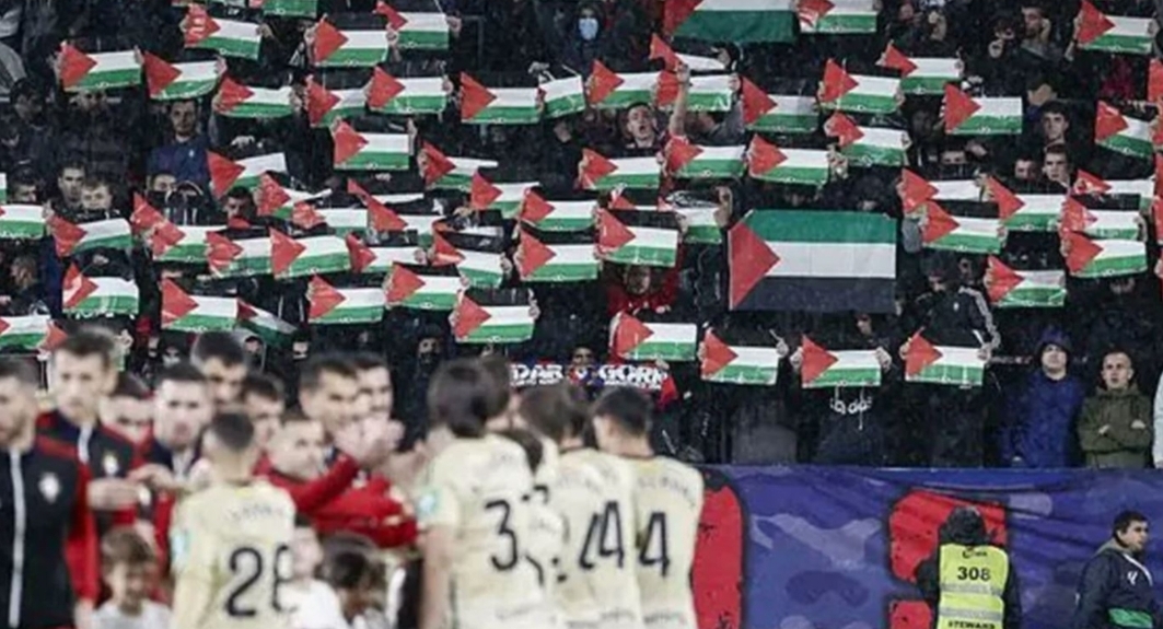 جماهير أوساسونا الإسباني ترفع أعلام فلسطين في المدرجات وتتضامن مع غزة
