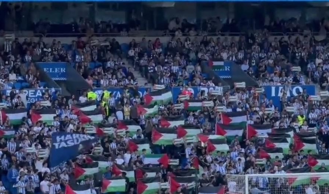 بعد جماهير أوساسونا … جماهير ريال سوسييداد تتضامن بالمطلق مع فلسطين وتندد بإسرائيل