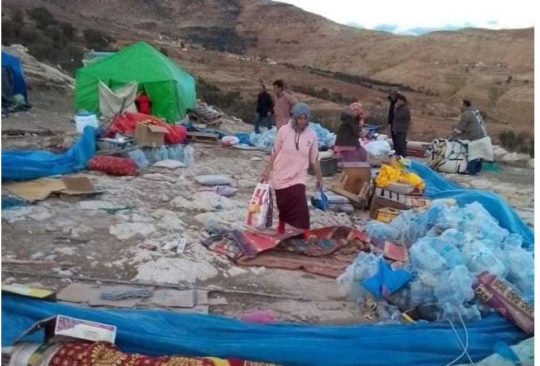 “للي بقا على الزلزال كملوا لغبار” … الرياح القوية والغبار تقتلع خيام ضحايا الزلزال