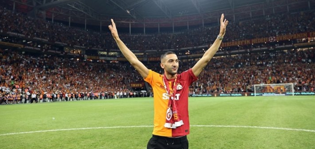 مدرب غلطة سراي يؤكد جاهزية زياش قبل مباراة البايرن في دوري الأبطال