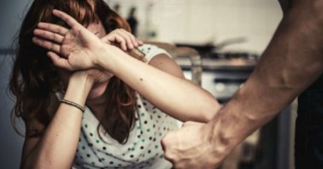 مثير :     زوج يشرمل زوجته بالسلاح الأبيض داخل محكمة الأسرة بسبب إصرارها على الطلاق