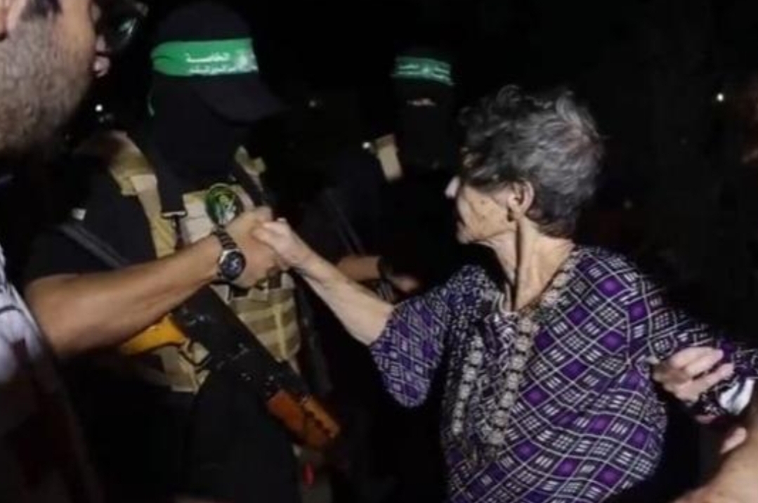 إسرائيلية مفرج عنها تصف مقاتلي حماس بالـطيبين وتنتقد بشدة حكومة نتنياهو