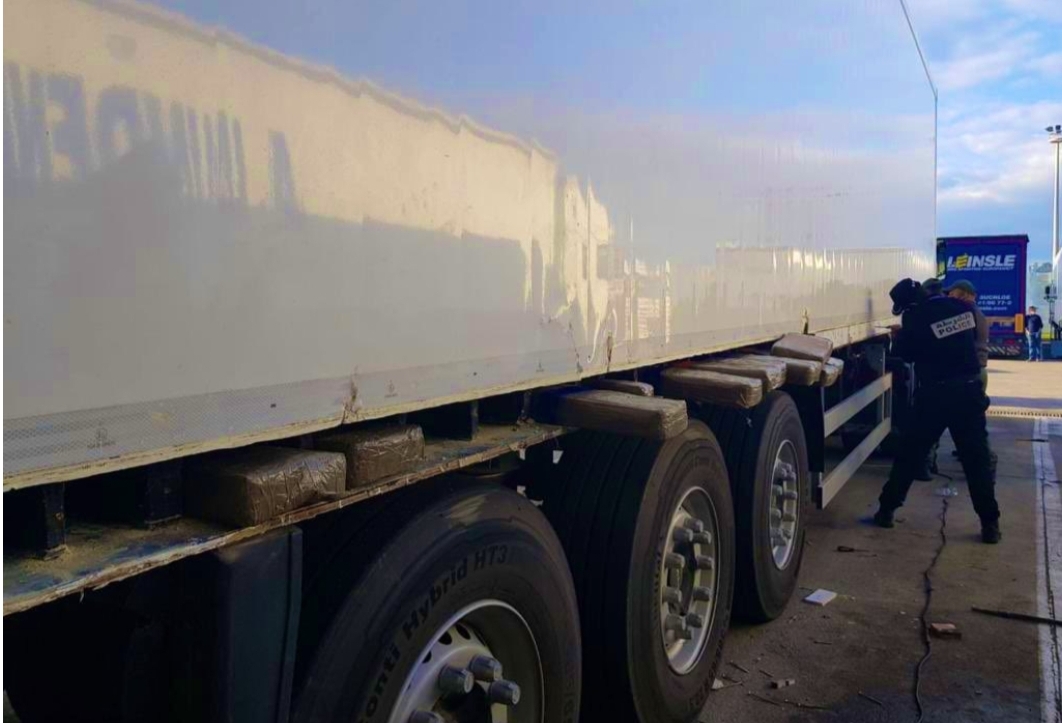 حجز كمية كبيرة من الحشيش داخل شاحنة بميناء طنجة المتوسط وتوقيف سائقها