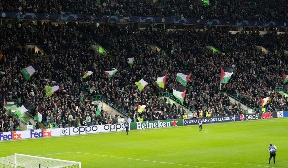 للجماهير الاسكتلندية تتحدى المنع وترفع أعلام فلسطين بدوري أبطال أوروبا