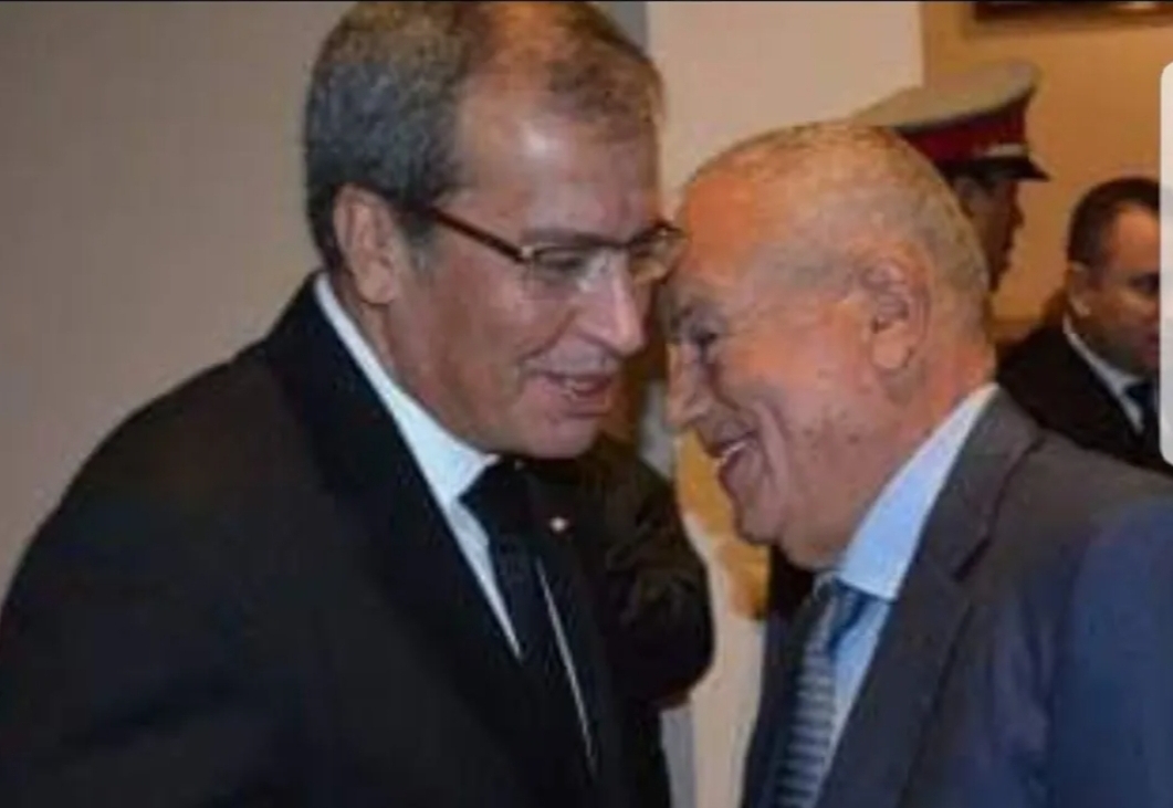 فيديو مثير  :   عامل الناظور لا يريد تنفيذ توصيات وزير الداخلية … أبركان رئيس جماعة إيعزانن يستغل سيارة الجماعة لنقل الزيتون إلى المعصرة !
