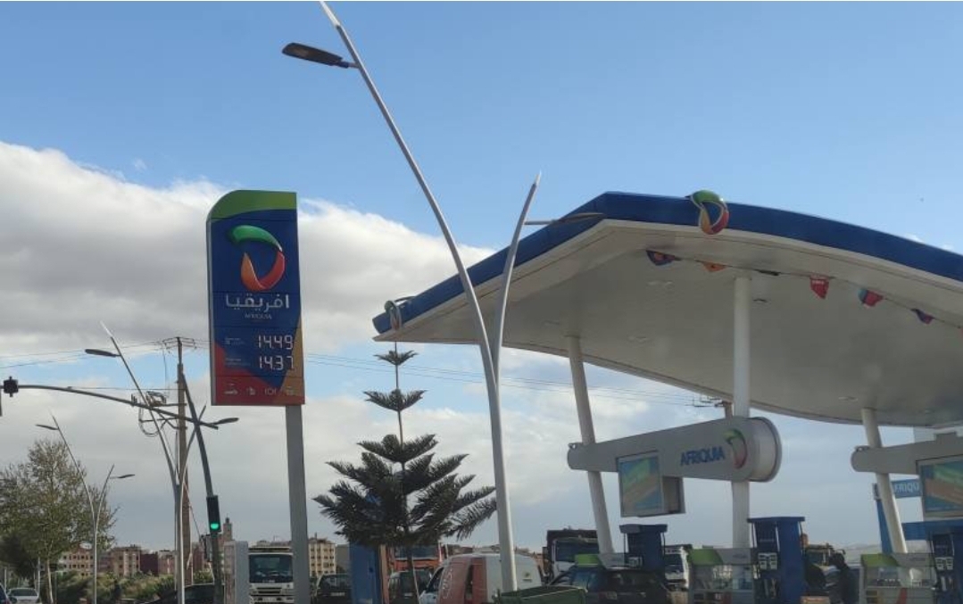 خطير :      محطة الوقود إفريقيا بالناظور تتسبب في تعطل عدد من السيارات بسبب الكازوال المختلط بالماء