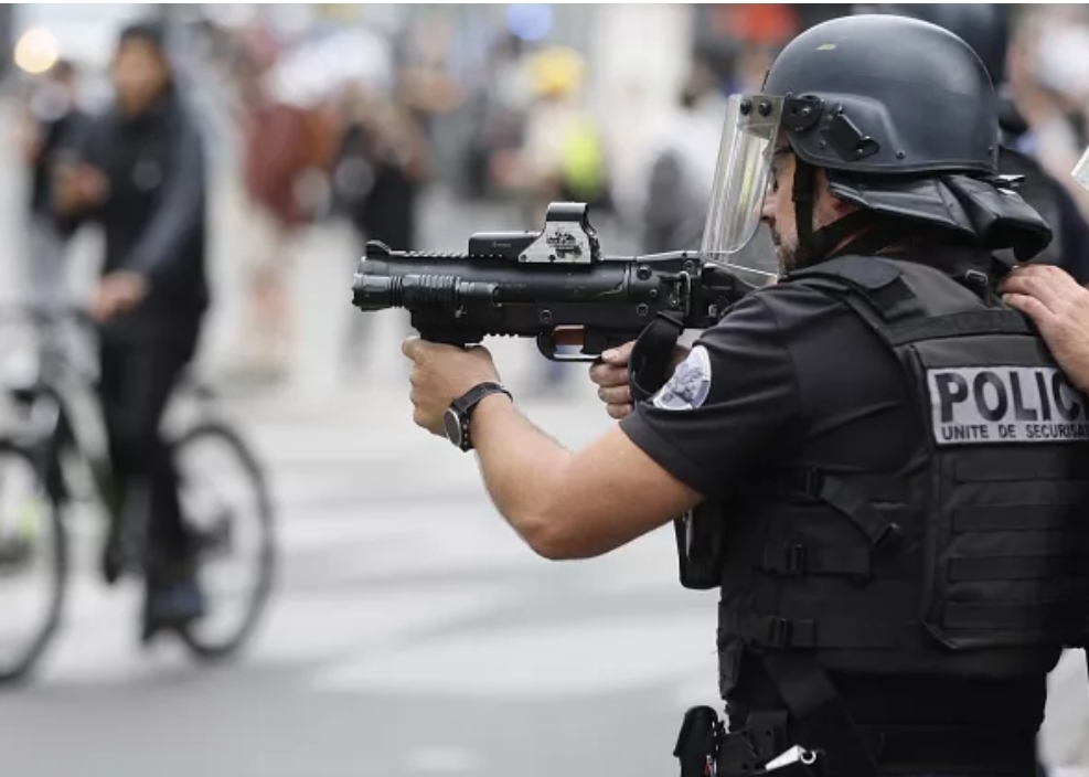 الشرطة الفرنسية تفتح النار على سيدة بزعم ترديدها “الله أكبر” وإطلاقها “تهديدات” في محطة للقطار في باريس