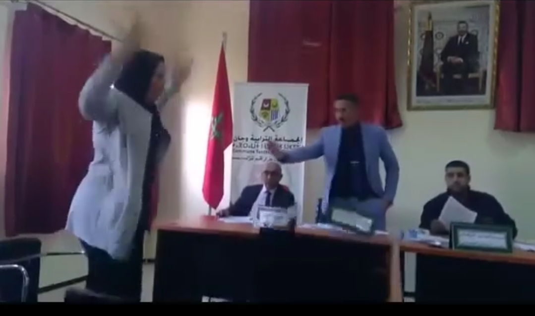 فيديو مثير :     نائبة رئيس جماعة وجان بتيزنيت تلقن الرئيس درسا في الأخلاق وتقلب الطاولة والمستندات عليه