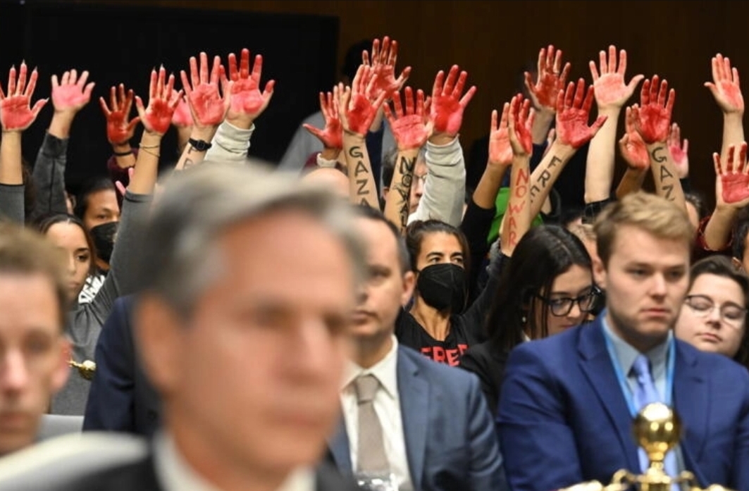 أمريكيون يقطعون استجواب وزيري الدفاع والخارجية الأميركيين مرددين “أنقذوا أطفال غزة”