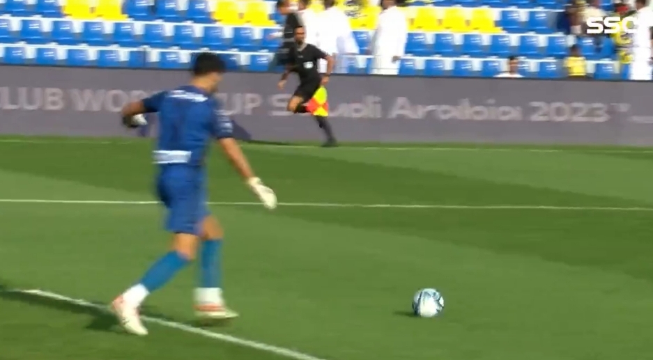 بالفيديو :    الحارس المغربي المحمدي يتسبب في أغرب هدف في تاريخ الدوري السعودي خلال مباراة الوحدة والتعاون أمس الثلاثاء