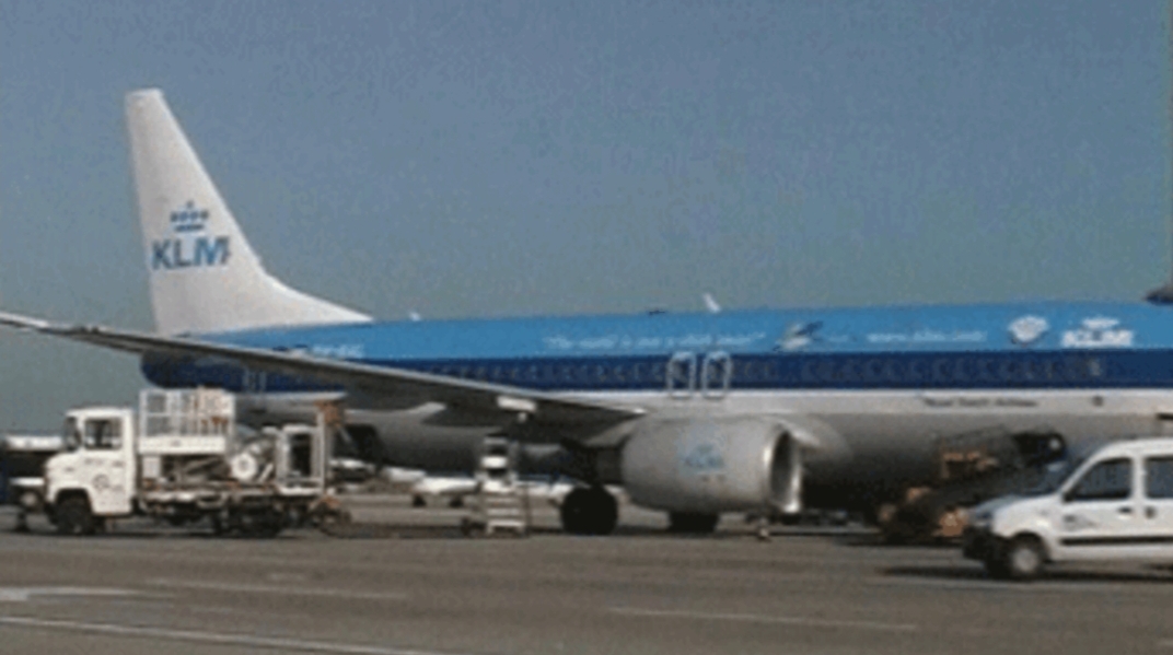 هولندا تغلق مطارات ومدارس بسبب العاصفة القوية وفرنسا تمنع التنقل عبر القطارات والحافلات وتمنع السفر عبر الطرق السيارة