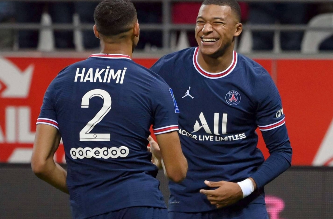 حكيمي يصنع هدفين بتمريرتين على المقاص ويقود باريس سان جيرمان للفوز على مونبوليي