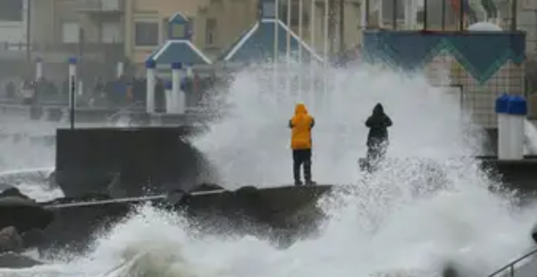 عاصفة “سياران” التي تضرب وسط وجنوب أوروبا تخلف 16 قتيلا ، وتخرج مطارات وقطارات وموانئ عن الخدمة !