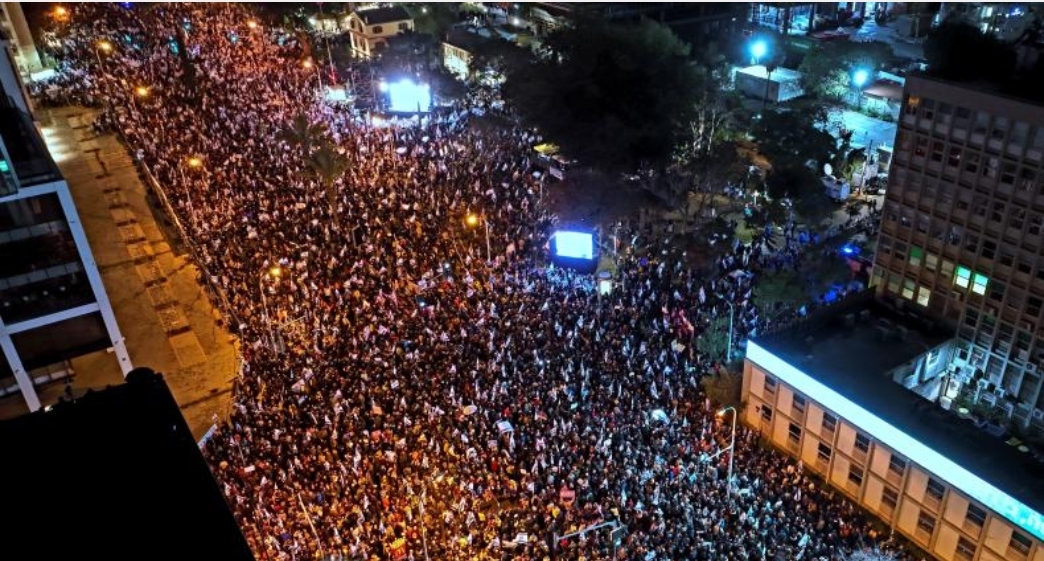 تل أبيب على صفيح ساخن … ونصف مليون يخرجون في مظاهرات عارمة تطالب بعقد صفقة مع حماس