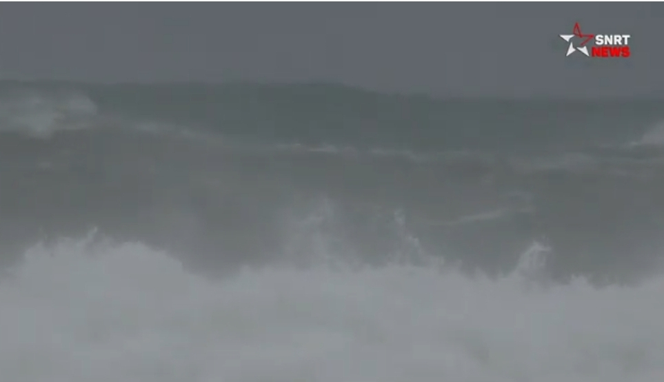 بالفيديو :     مشاهد مرعبة لأمواج مخيفة تتجاوز 8 أمتار تضرب السواحل المغربية