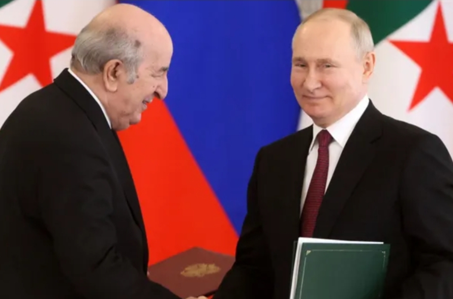 خيبتها في روسيا والصين ، وخشيتها من تعميق المغرب لتحالفه مع الغرب يدفع الجزائر إلى الإرتماء في أحضان أمريكا وإسبانيا