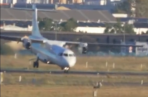 فيديو مرعب :      طائرة مغربية على متنها أكثر من مائة راكب تنجو بأعجوبة من تحطم خلال محاولة النزول