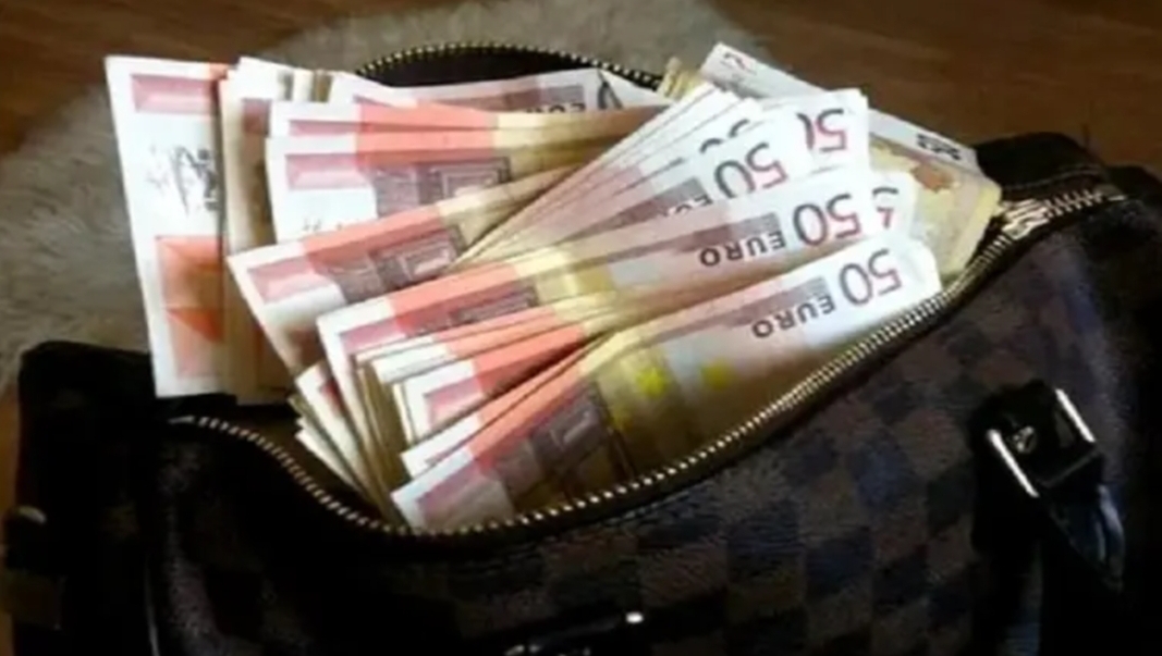 مغربي يعثر على حقيبة بها 2338 يورو ويرجعها لمواطنه بإسبانيا