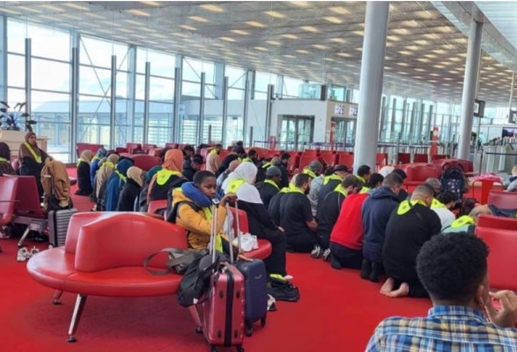 صلاة جماعية بقلب مطار شارل ديغول تثير جدلا في فرنسا