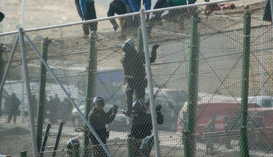 أزيد من مائة مغربي حاولوا إقتحام معبر مليلية عبر “باريو تشينو”