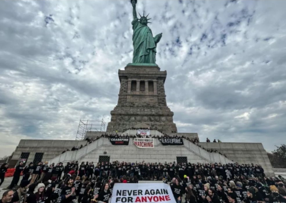 يهود يحتلون تمثال الحرية في نيويورك لمطالبة واشنطن بوقف إبادة ساكنة غزة