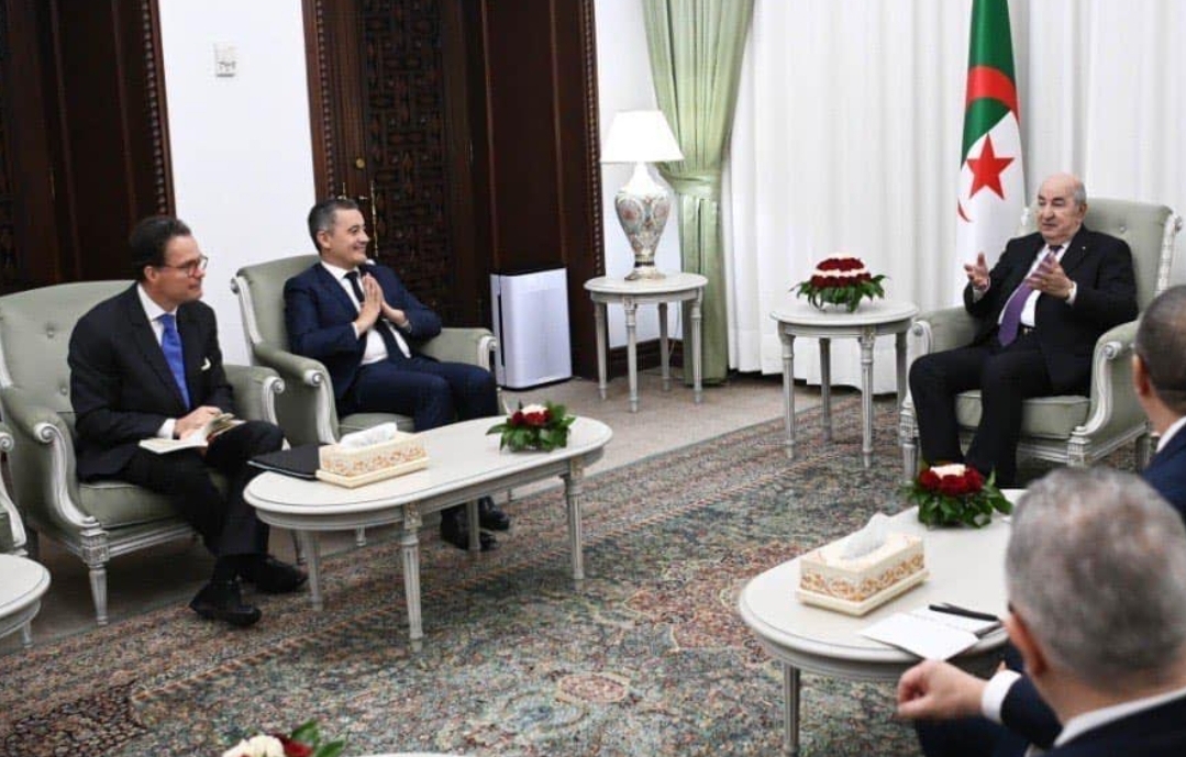 ماكرون يكلف وزير الداخلية الفرنسي لإقناع تبون باستقبال الجزائريين الذين تنوي باريس طردهم !