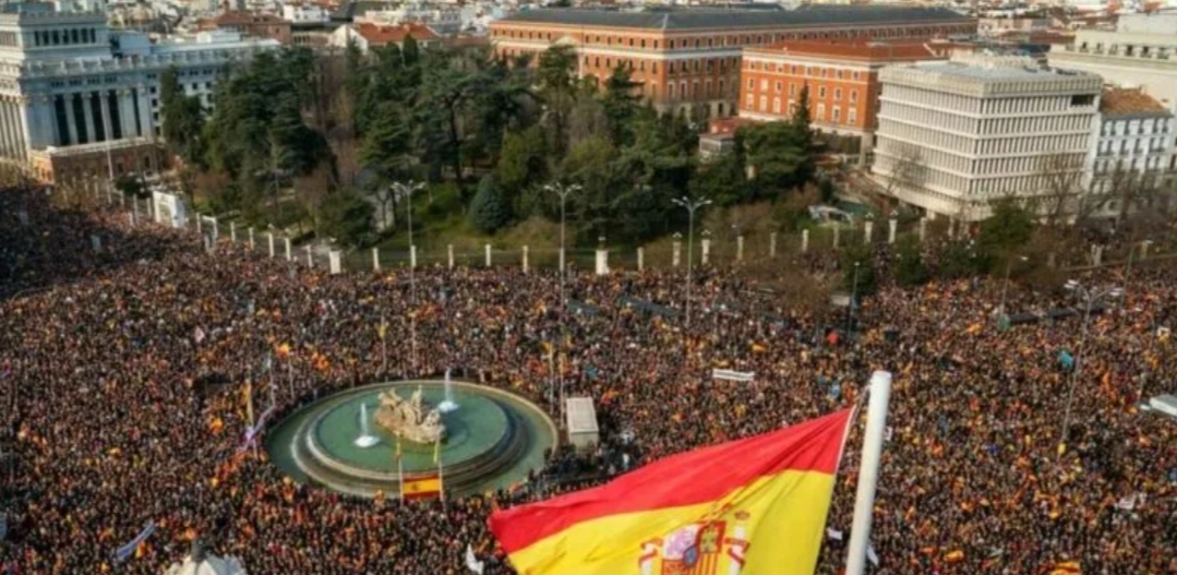 مظاهرات عنيفة رافضة للعفو على الكتالونيين مع اقتراب سانشيز من تحقيق ولاية جديدة على رأس الحكومة
