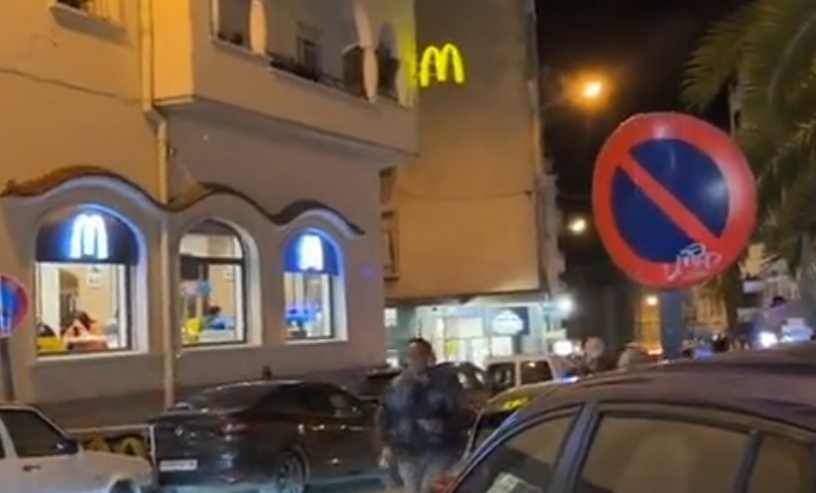 فيديو :    مغربية تهاجم زبناء مطعم “ماكدونالدز” بطنجة وتتهمهم بالخيانة ، وأكل “لحم قتلى غزة” !!