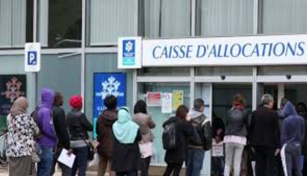 فرنسا تلغي حق المهاجرين غير الشرعيين في العلاج وتلغي المساعدات الإجتماعية والكرائية لفئة من المهاجرين القانونيين