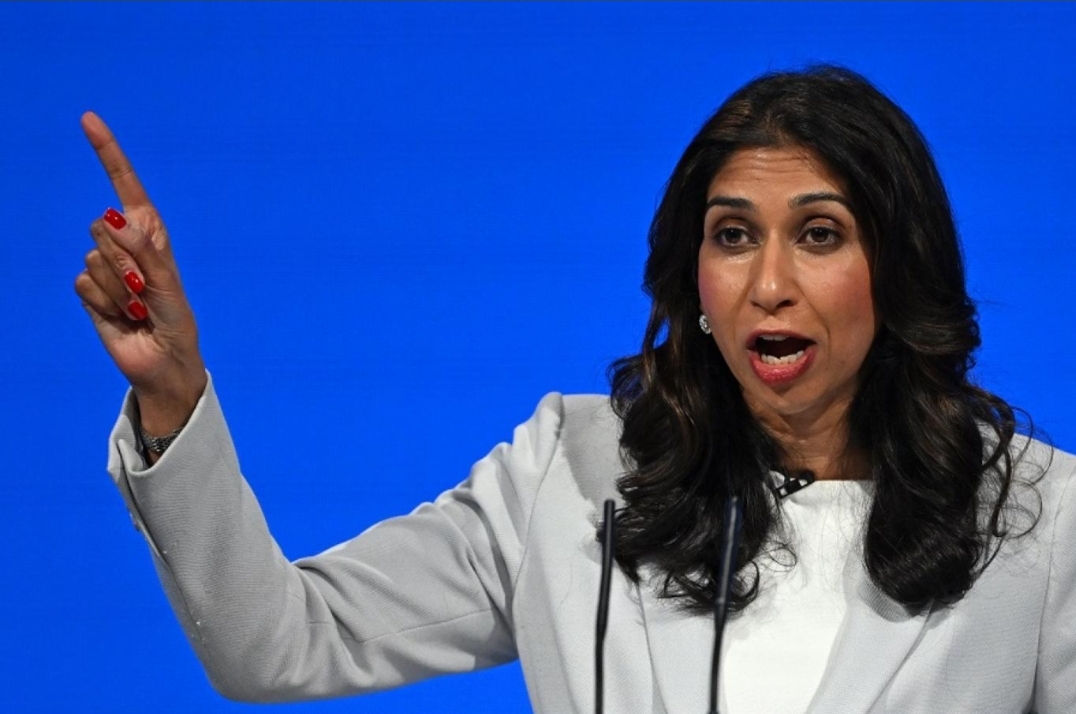 إقالة وزيرة الداخلية البريطانية بعد إنتقادها للشرطة بسبب التسامح مع المتظاهرين المؤيدين للفلسطينيين