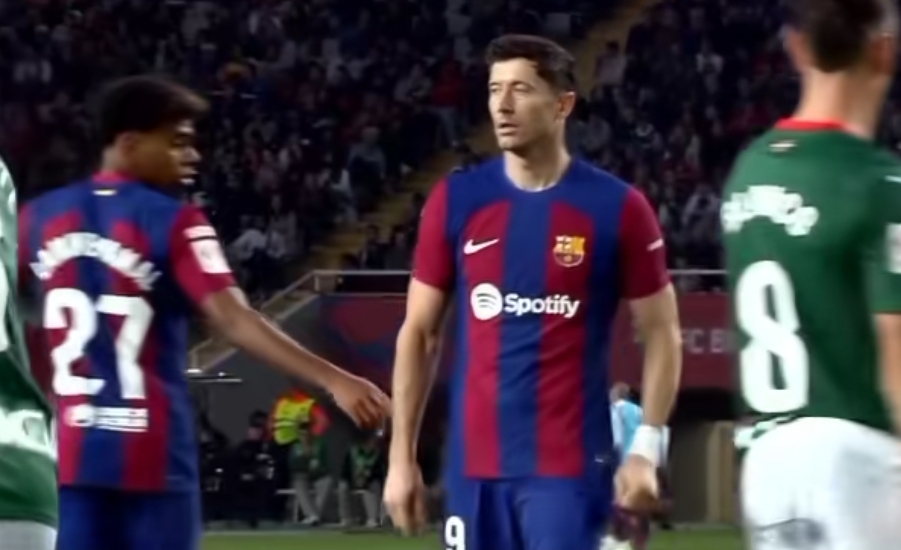 فيديو :    البولندي العنصري ليفاندوفسكي يرفض مصافحة النجم المغربي الأصل لامين جمال في لقطة أثارت ضجة كبيرة في إسبانيا