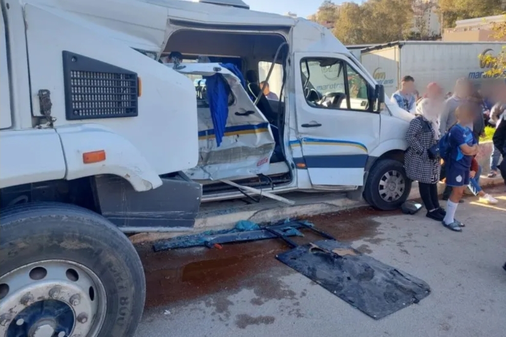 18 ضحية إثر إصطدام عنيف بين شاحنة وحافلة لنقل العمال بطنجة